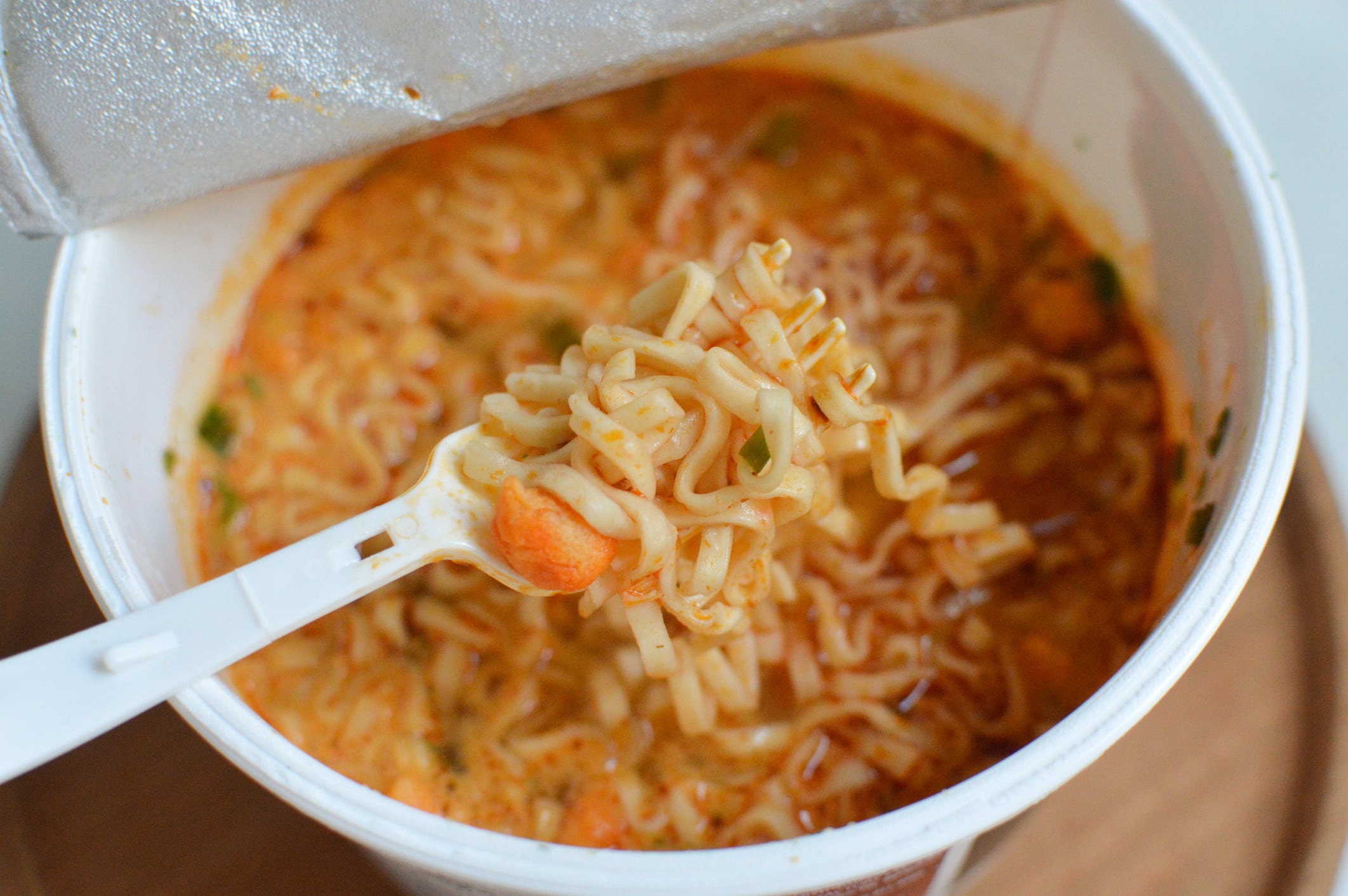 Fideos instantáneos de supermercado.