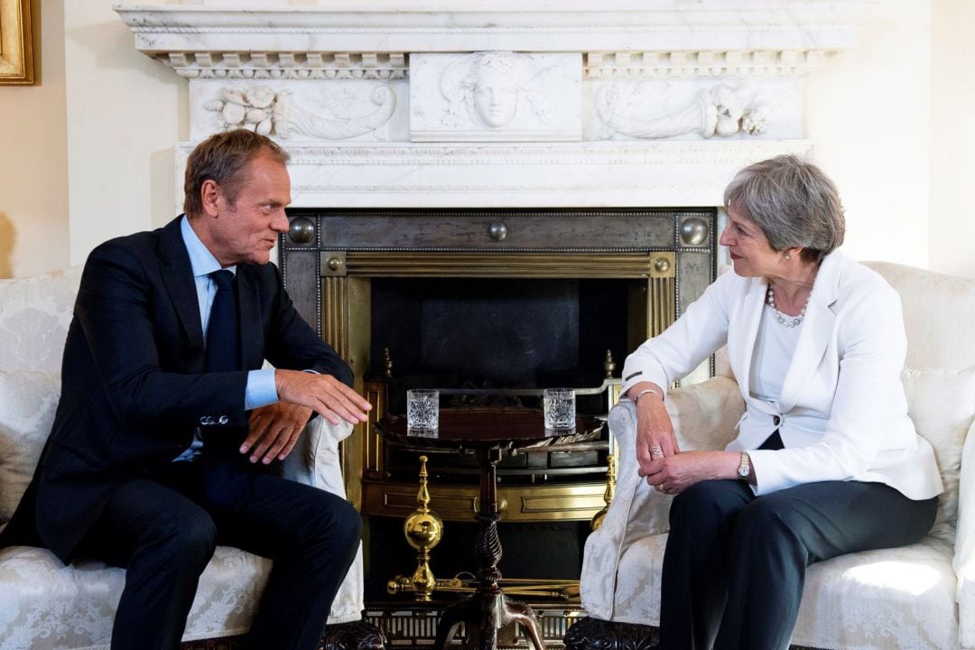 Theresa May junto a Donald Tusk.