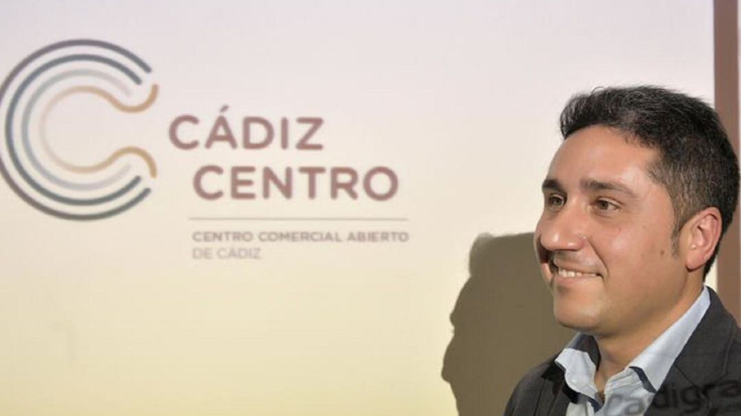 El presidente de CCCA, Manuel Queiruga, junto al logo de la asociación.