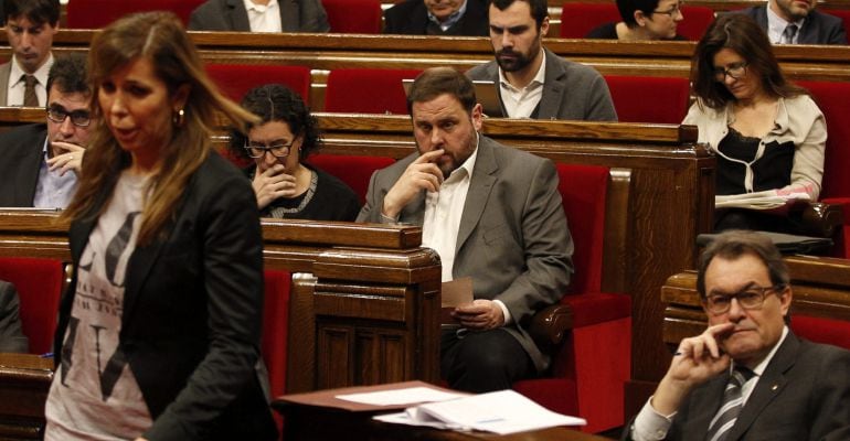 GRA233 BARCELONA, 04/02/2015.- El presidente de la Generalitat, Artur Mas (d), el lider de ERC, Oriol Junqueras (c), y la presidenta del PPC, Alicia Sánchez-Camacho (i), durante la sesión de control del Parlament después de que la impugnación del proyecto de Presupuestos por parte del PPC obligue a aplazar un mes la aprobación de las cuentas de la Generalitat para 2015. EFE/Alejandro García