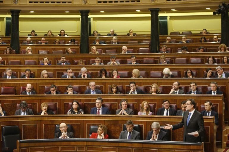 El presidente del Gobierno, Mariano Rajoy,d., durante la sesión de control al Gobierno que se celebra hoy en el pleno del Congreso de los Diputados