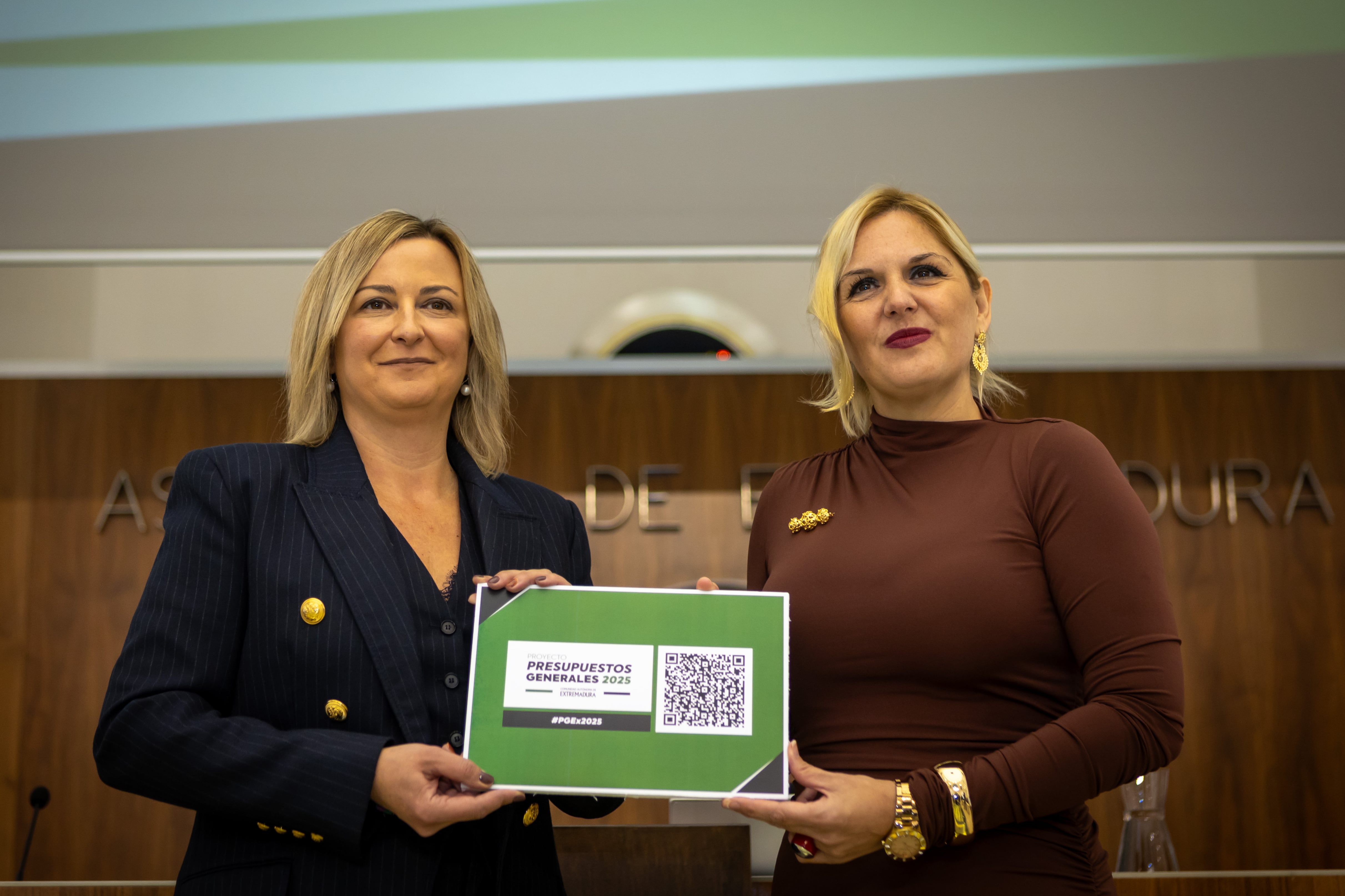 MÉRIDA, 20/11/2024.- La presidenta de la Asamblea de Extremadura, Blanca Martín (i), recibe el Proyecto de Ley de Presupuestos Generales de la Comunidad Autónoma de Extremadura para 2025 de manos de la consejera de Hacienda y Administración Pública, Elena Manzano. EFE/ Jero Morales
