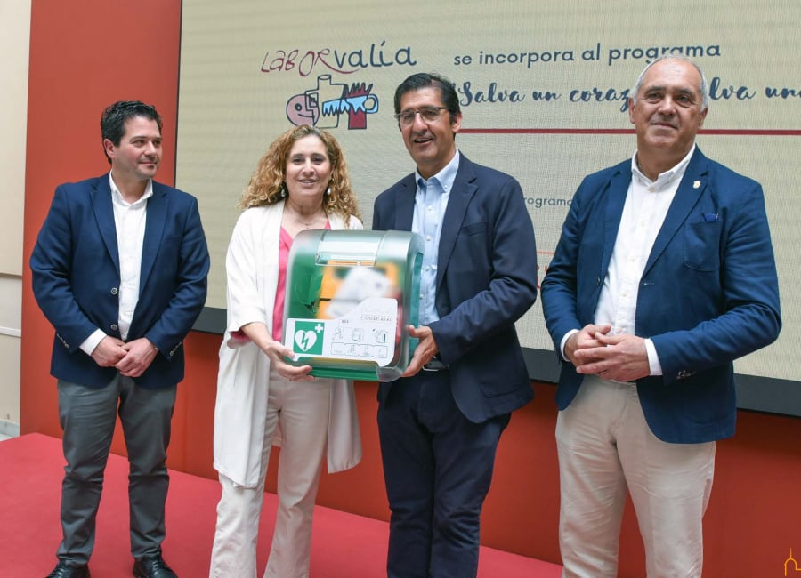 Entrega de desfibriladores a 17 Centros Ocupacionales de la provincia