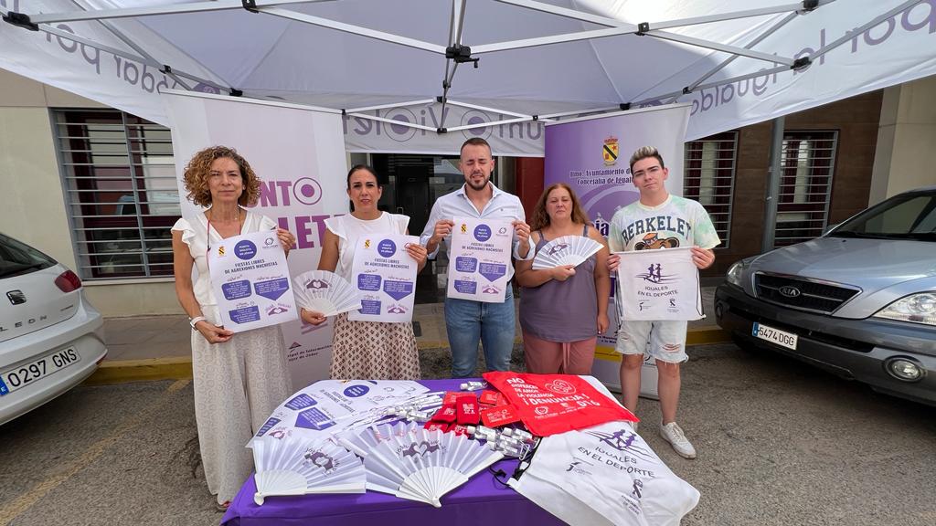 Concejales y técnicos del CM.I.M. en la presentación del Punto Violeta