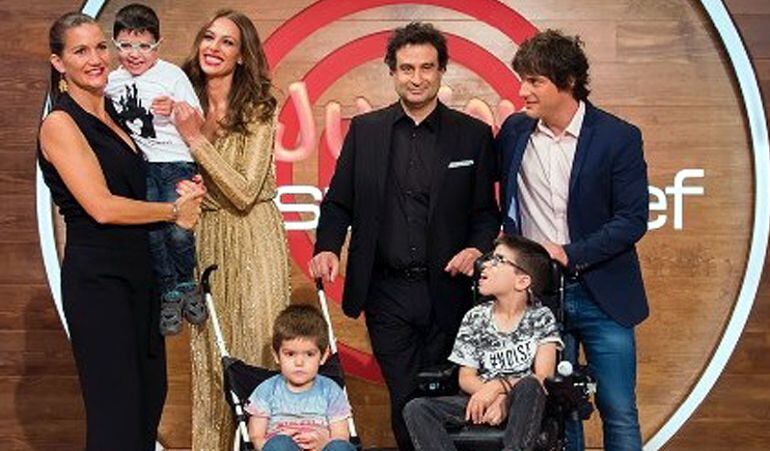 Presentadores de Masterchef con los niños de APAMA