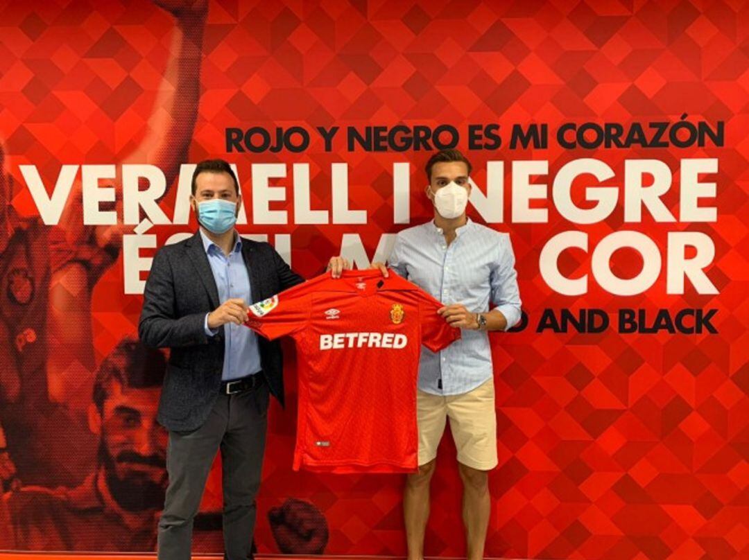 Pablo Ortells, director deportivo del club y Brian Oliván.