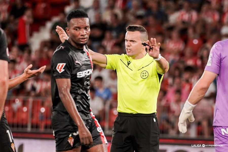 Miguel Ángel Pérez, árbitro del Almería-Sporting.