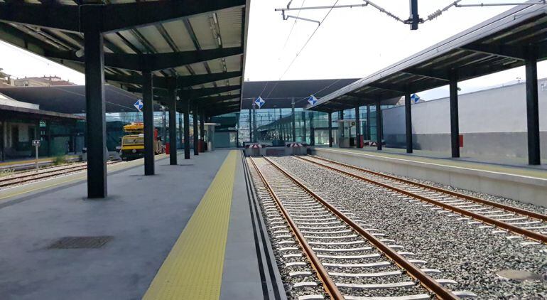 Andenes para trenes de alta velocidad en la estación de Granada