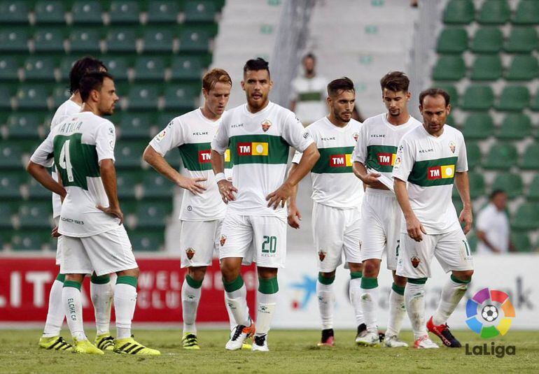 Los jugadores del Elche C.F. abatidos tras el 0-3 ante el Lugo