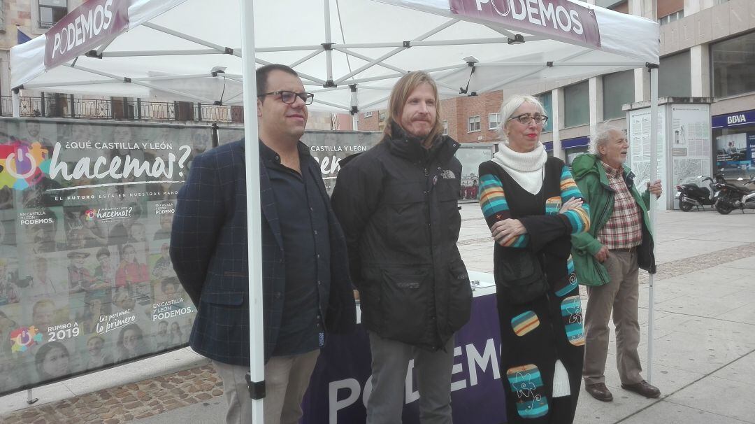 Representantes de Podemos, con el Secretario General en Castilal y León, Pablo Fernández, y la procuradora, María José Rodríguez Tobal, en la Plaza de la Constitución de Zamora