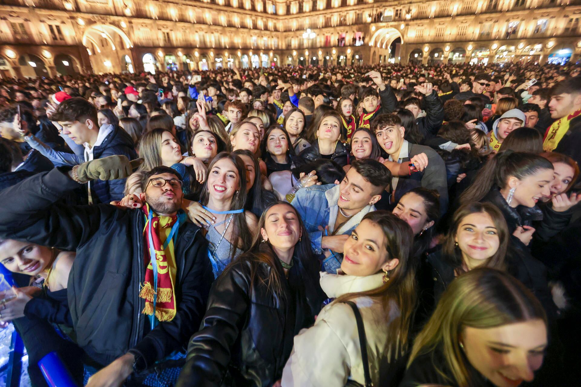 La plaza Mayor de Salamanca ha comenzado a recibir desde las 19.00 h a jóvenes de toda España que esta medianoche celebrarán por adelantado la Nochevieja con 12 gominolas en lugar de uvas, en un fin de año universitario que se ha convertido en fiesta multitudinaria desde sus inicios en 1999 como improvisada despedida de unos amigos. EFE/JMGARCIA