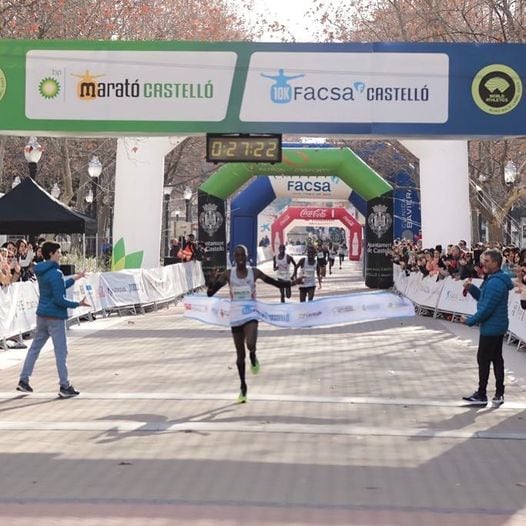 El atleta keniano, Hillarey Keproech, cruza la meta del 10K Facsa Castelló 2023.