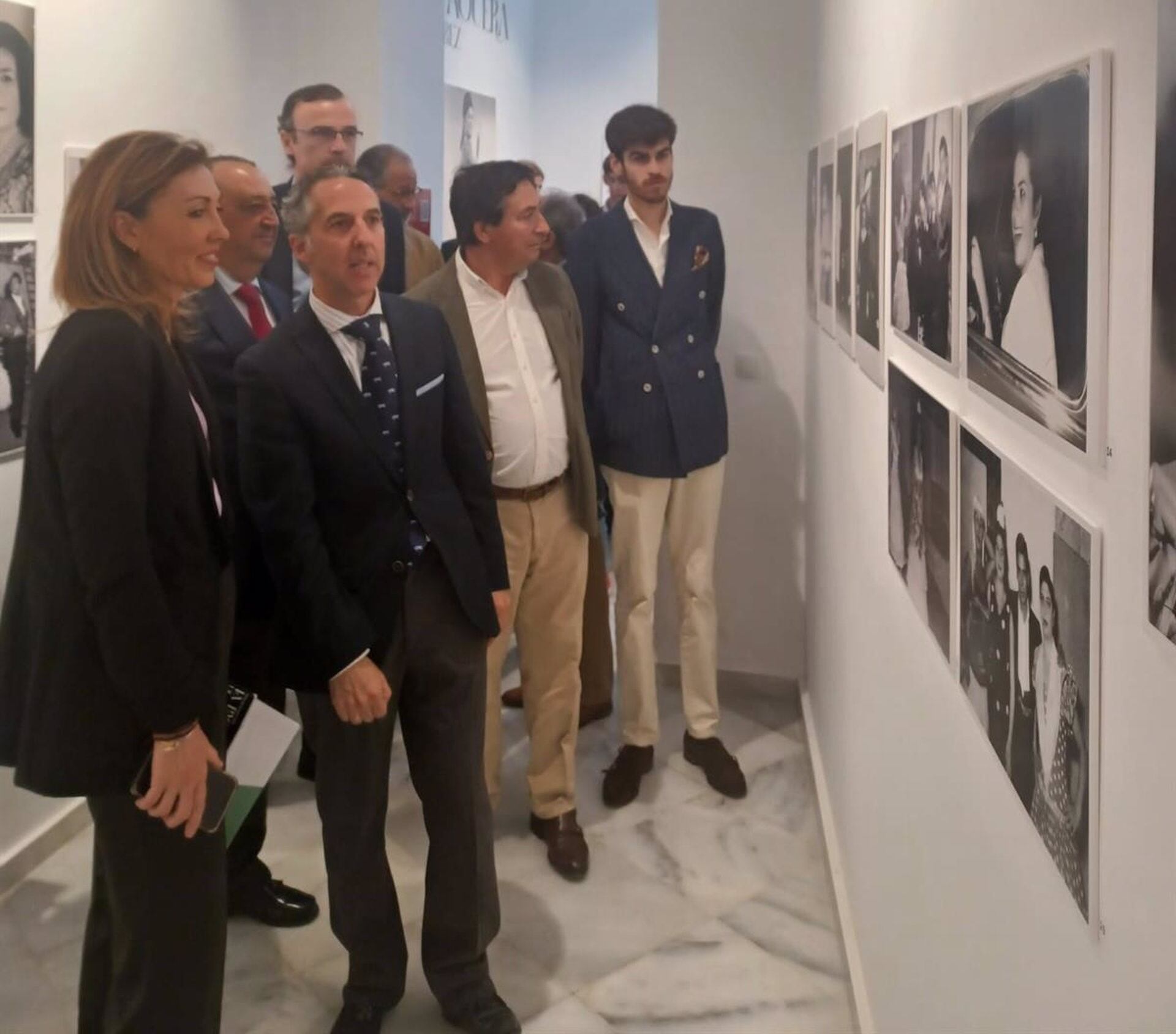 La delegada territorial de Turismo, Cultura y Deporte de la Junta de Andalucía en Cádiz, Tania Barcelona, junto a Fran Pereira, presidente de la Cátedra de Flamencología de Jerez, en la muestra