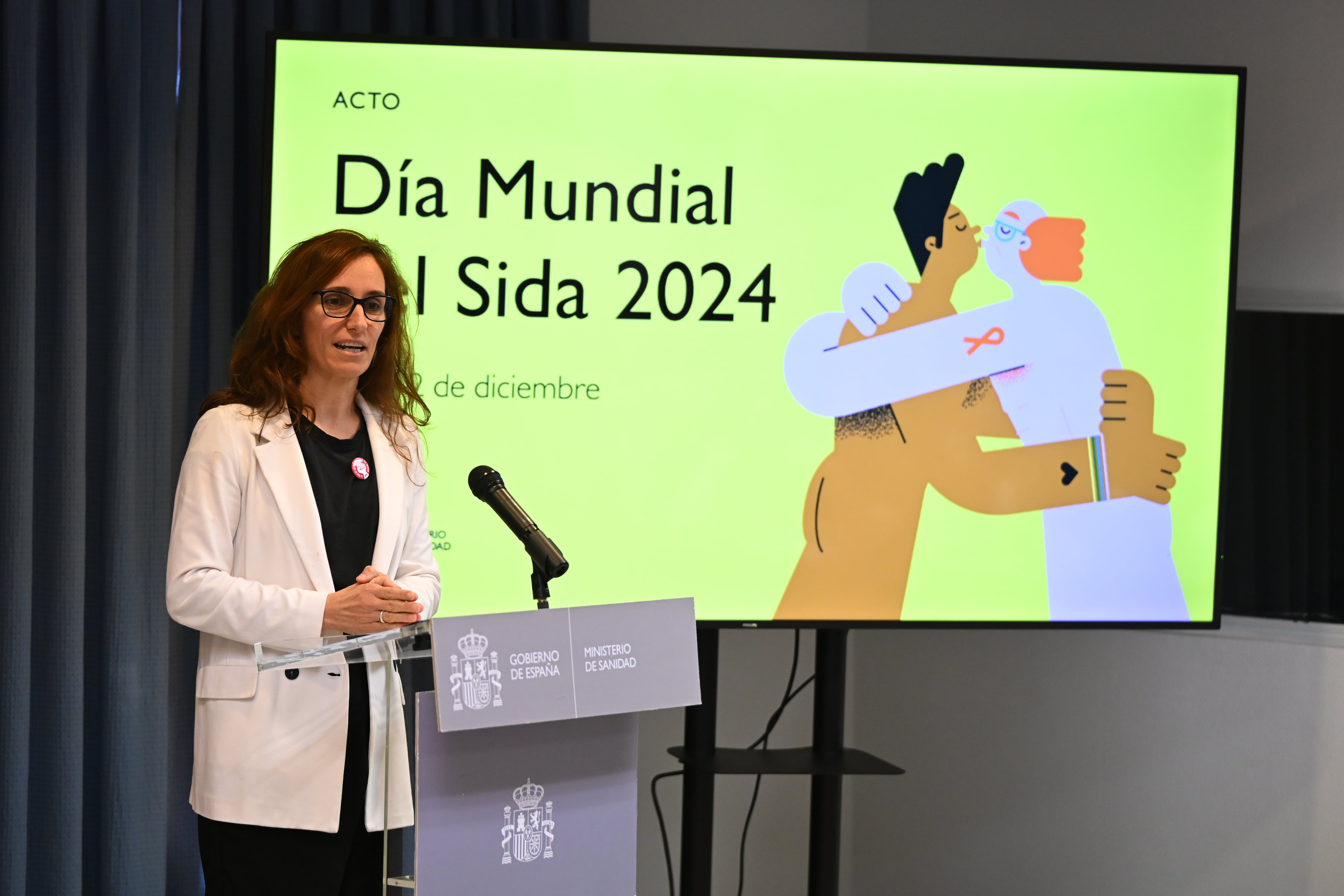 La ministra de Sanidad, Mónica García (i) durante el acto para conmemorar el Día Mundial del Sida en Madrid este lunes.