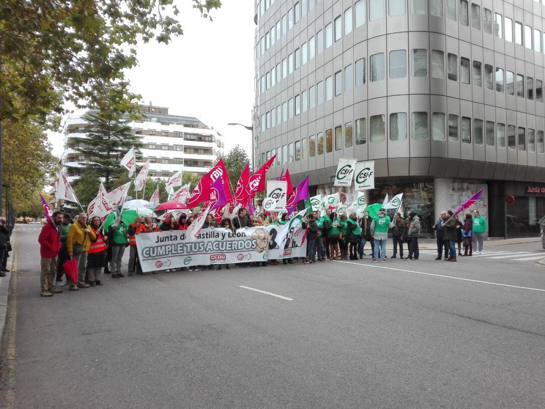 Concentración sindical frente a la Delegación Territorial de la Junta de Castilla y León 