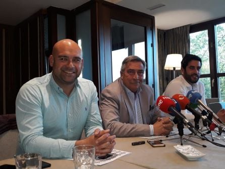 Álvaro Muñiz junto al secretario general, Jesús Martínez Salvador y el edil electo, Rubén Hidalgo