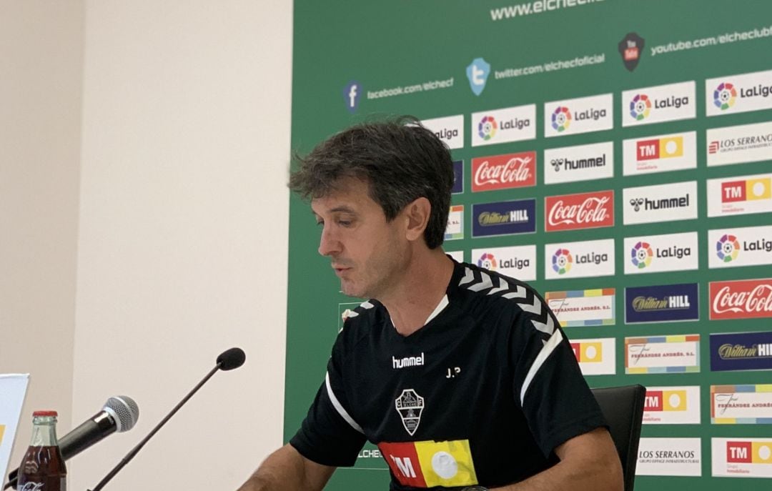 Pacheta en la Sala de Prensa del estadio Martínez Valero