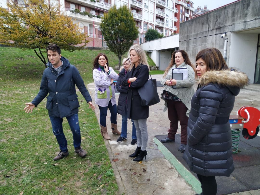 La alcaldesa, Susana Herrán, se reunió con la dirección del centro.