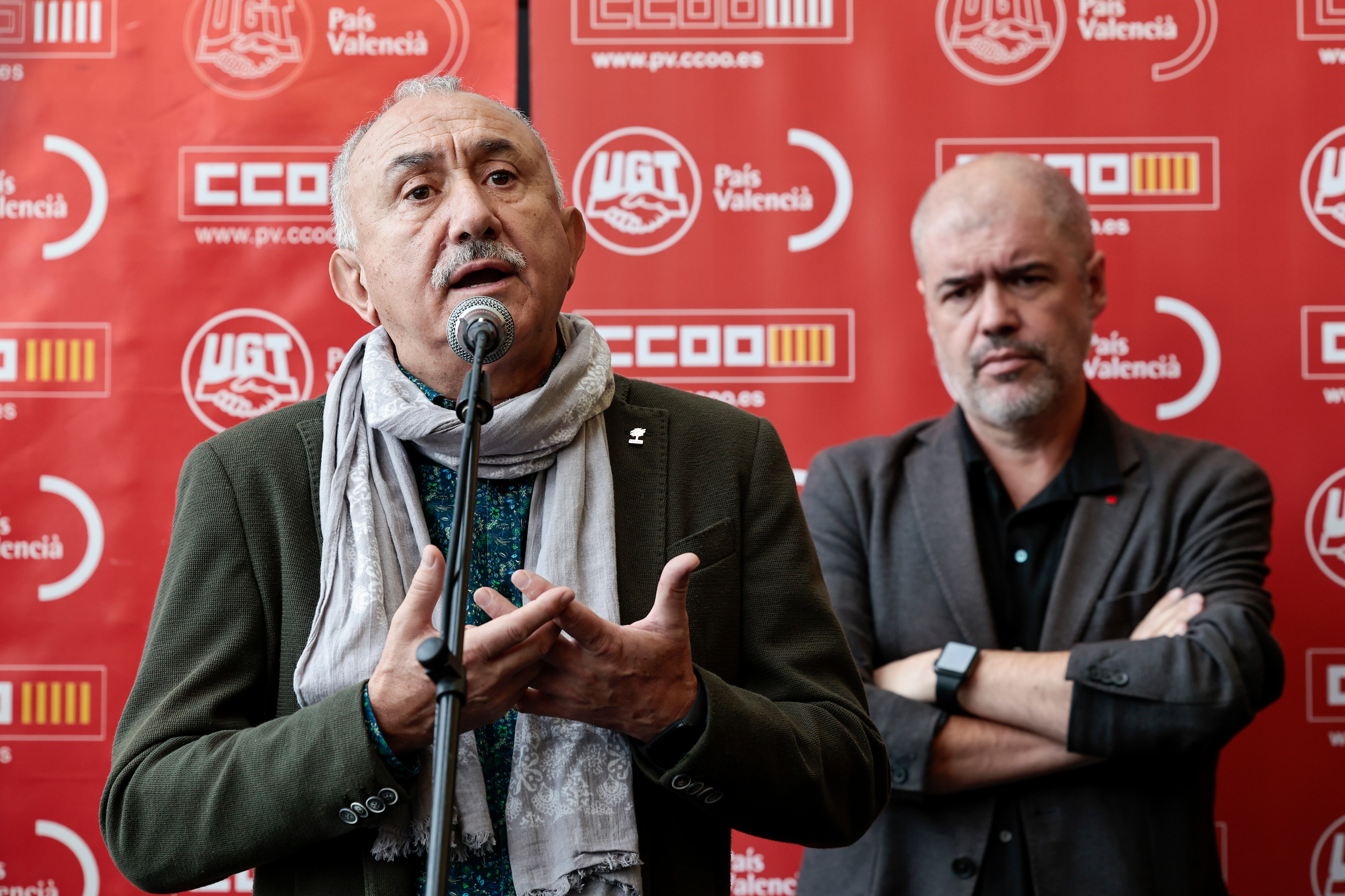 Los secretarios generales de UGT, Pepe Álvarez (I) , y CCOO, Unai Sordo (D) , en una foto de archivo