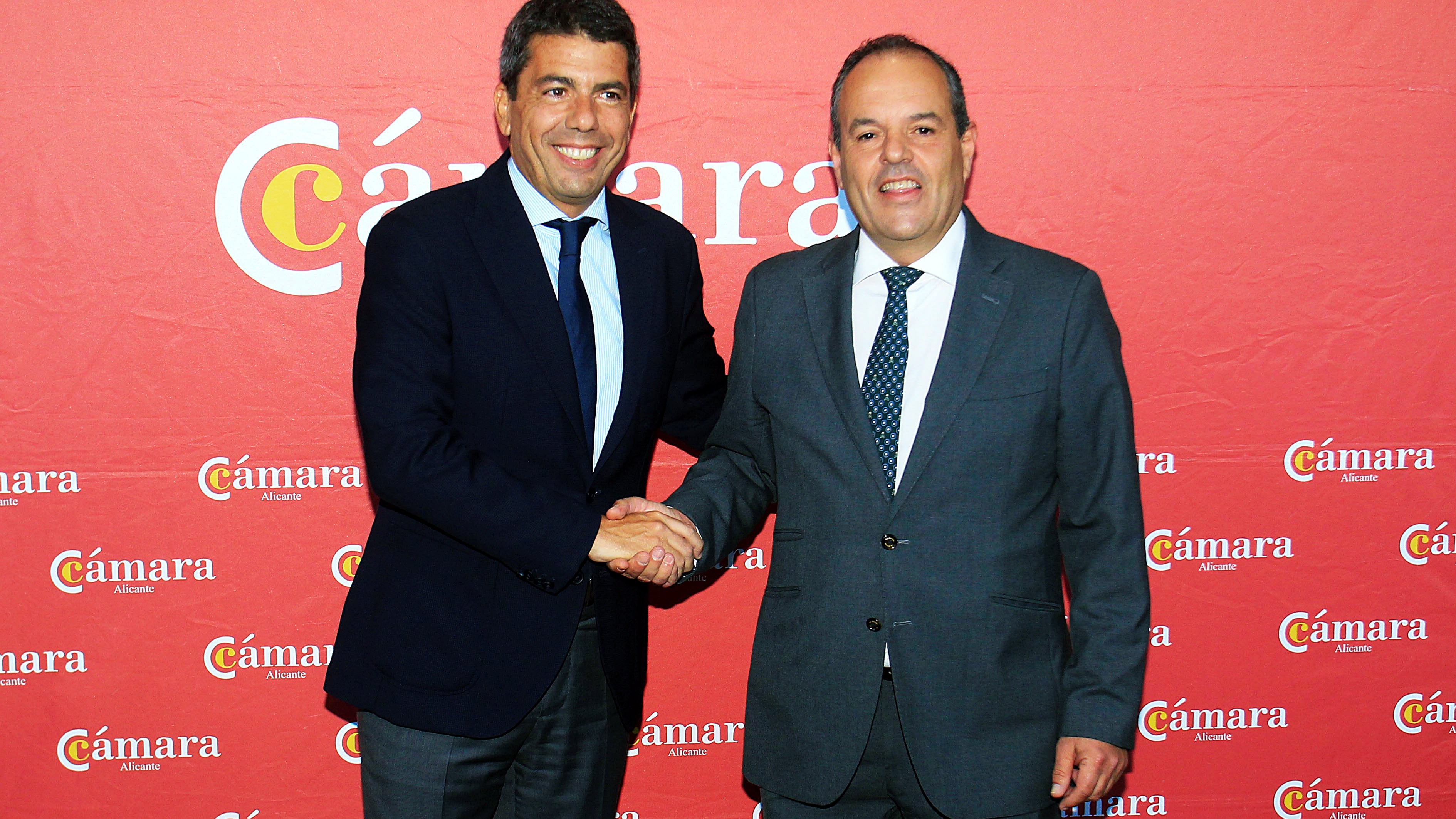 El expresidente de la Generalitat Valenciana, Carlos Mazón, y el presidente de la Cámara de Comercio de Alicante, Carlos Baño (d), en una imagen de archivo
