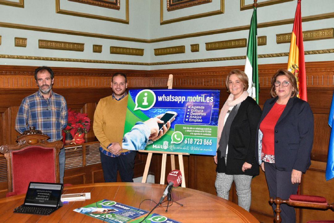 La alcaldesa de Motril, Luisa Garcia Chamorro, presenta junto con concejales de su equipo de gobierno y el jefe informático del ayuntamiento el nuevo servicio de notificación de whatsapp