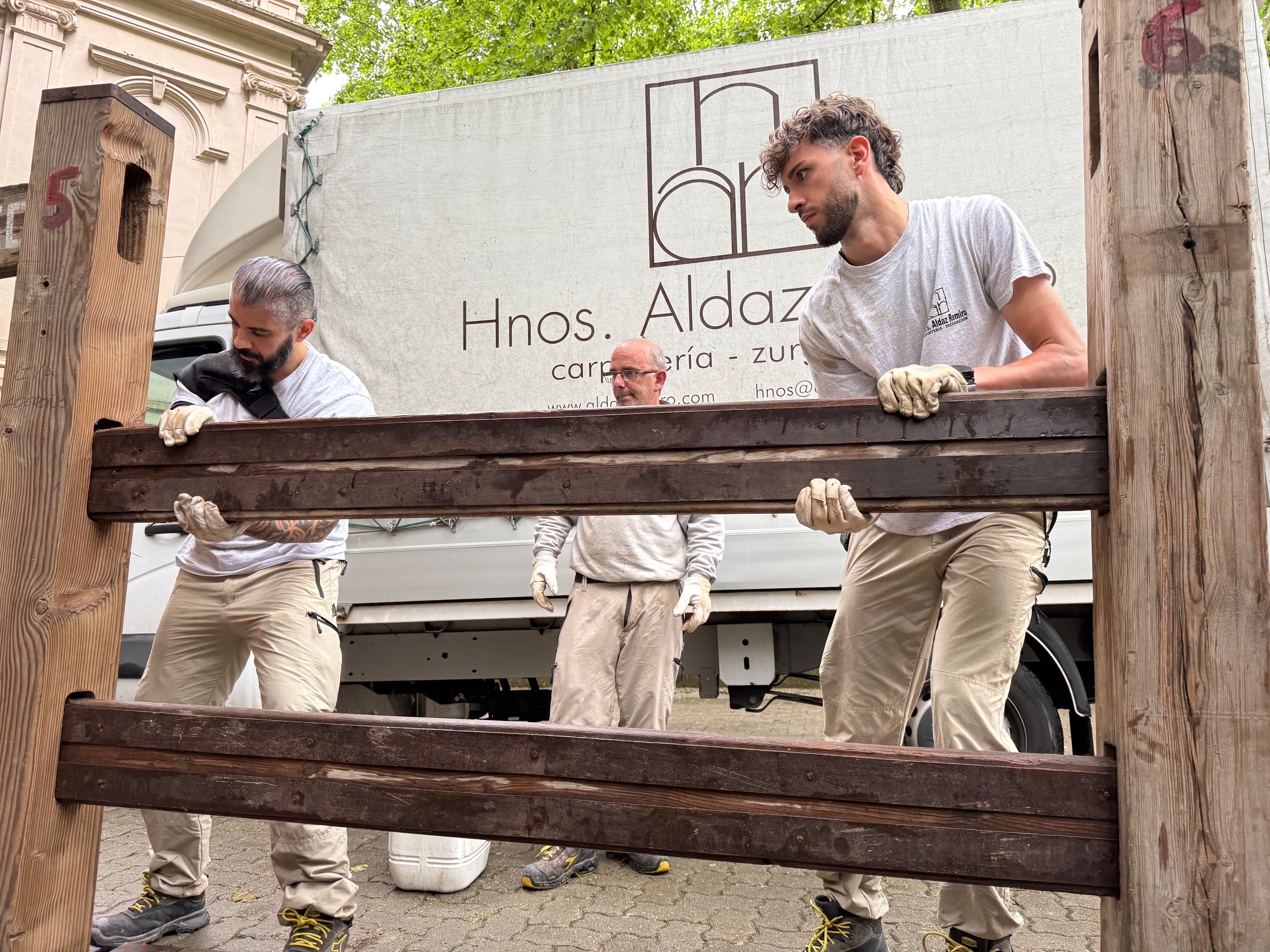 Comienza a colocarse en Pamplona el vallado del encierro de los Sanfermines 2025