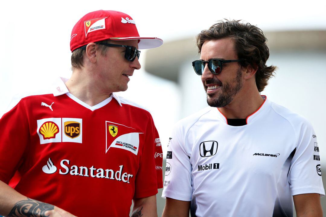 Kimi Raikkonen conversa con Fernando Alonso