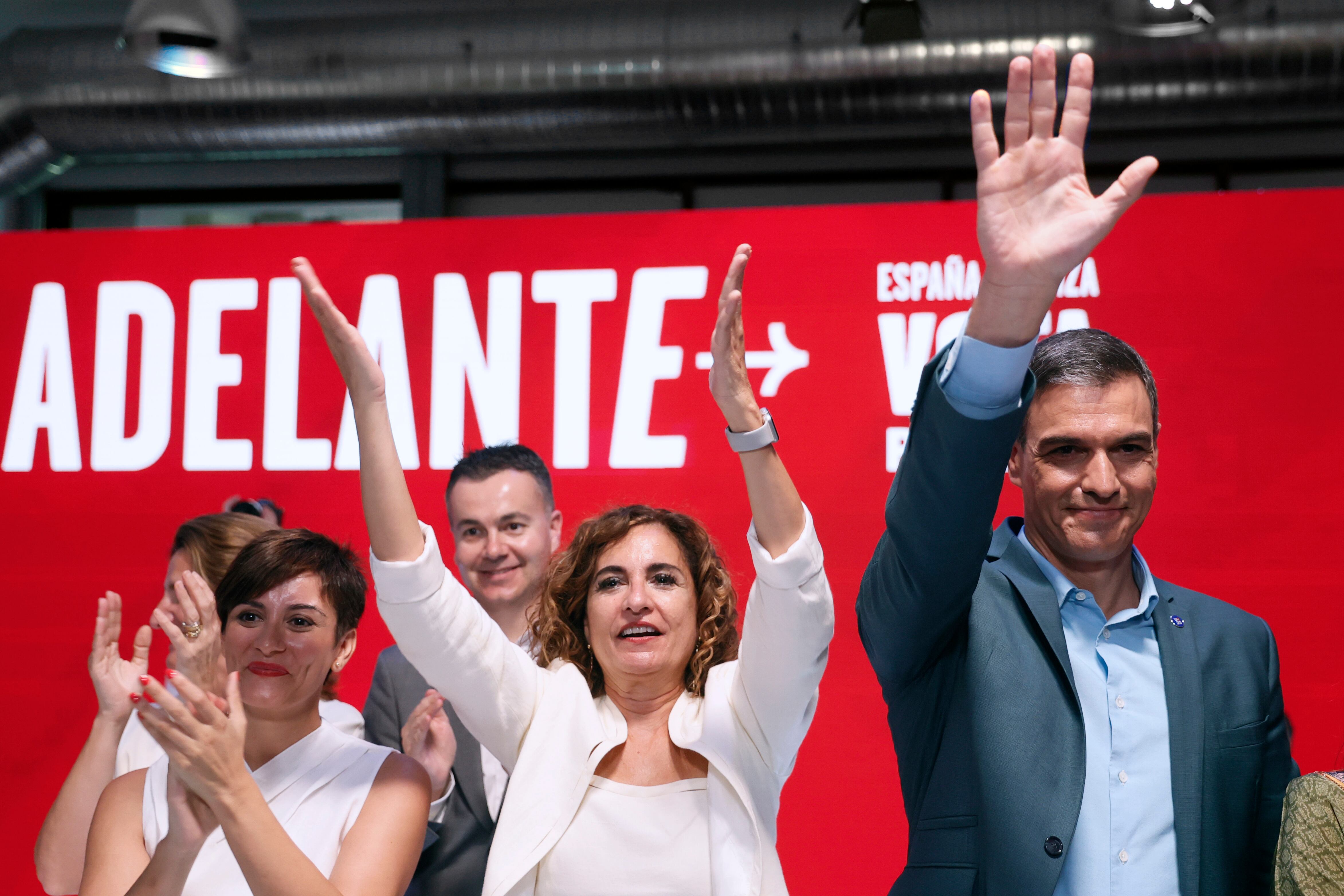 El secretario general del PSOE y presidente del Gobierno, Pedro Sánchez, junto a las ministras de Política Territorial, Isabel Rodríguez (i) y de Hacienda, María Jesús Montero (c) durante la presentación del programa electoral del PSOE para las elecciones generales, este viernes en Madrid.