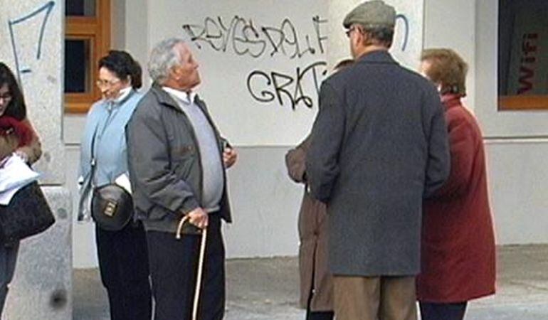 La Comunidad de Madrid invertirá otros 16 millones para garantizar plazas residenciales para la atención de personas mayores dependientes (en localidades como Valdemoro, Fuenlabrada o Griñón) o de centro de día (en Valdemoro, Griñón o Parla).