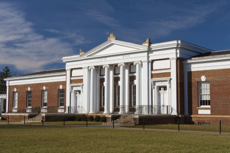 Uno de los edificios administrativos de la Universidad de Virginia