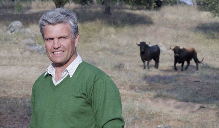 Juan Antonio Ruiz &#039;Espartaco&#039;, en el campo, ante dos reses de su ganadería