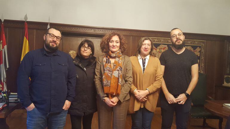 La alcaldesa, concejala de Cultura y miembros de la ARMH