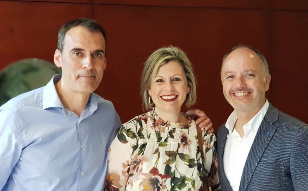 Enrique Cabaleiro y Yolanda Rodríguez, cabezas de lista del PSOE de Tui, con David Regades, delegado de Zona Franca en Vigo.