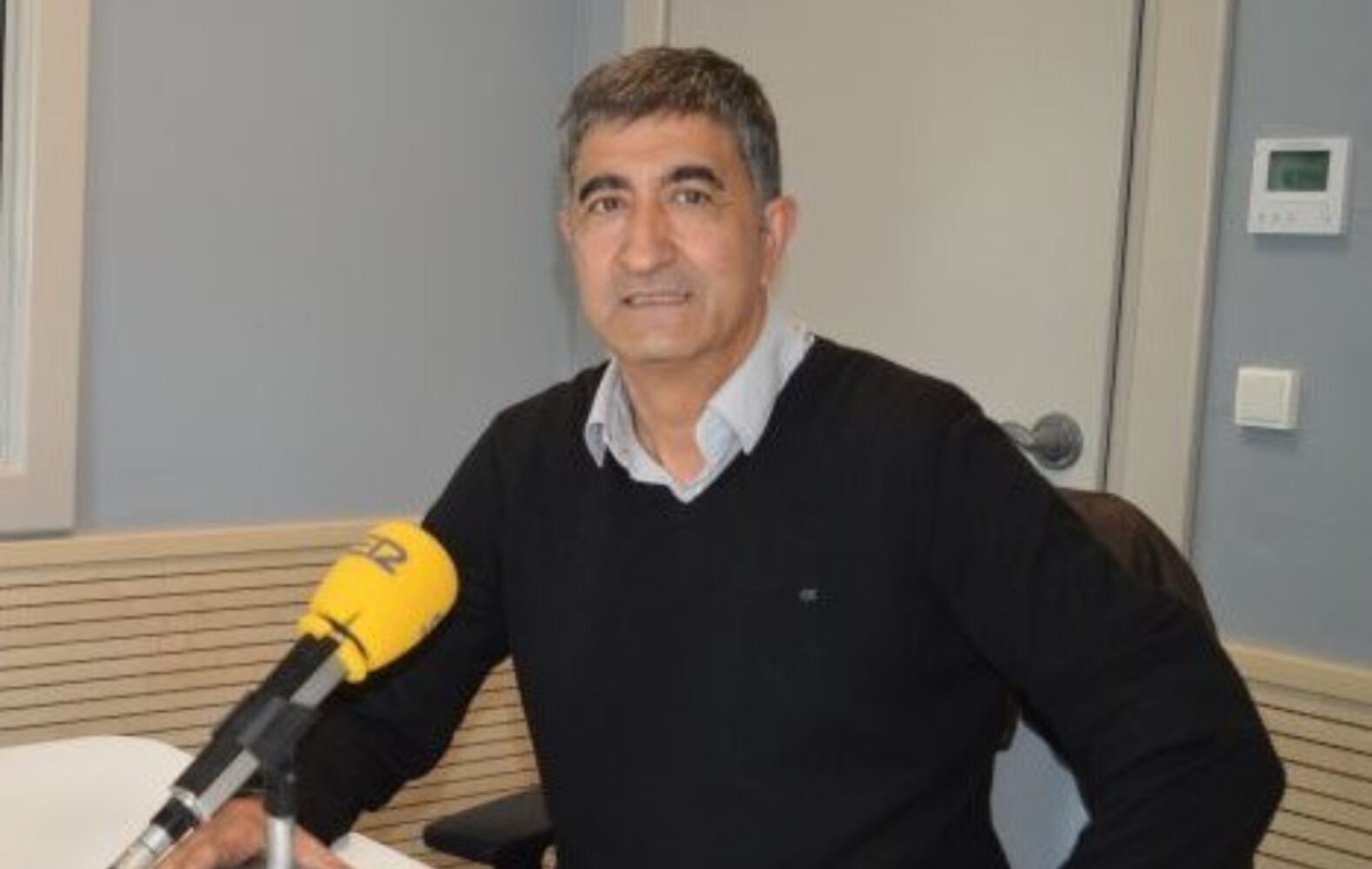 El secretario general de ErNE, Roberto Seijo, en los estudios de Radio Bilbao