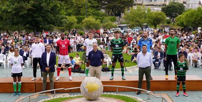La presentación de las nuevas equipaciones del Racing ha sido en los Jardines de Piquío de Santander