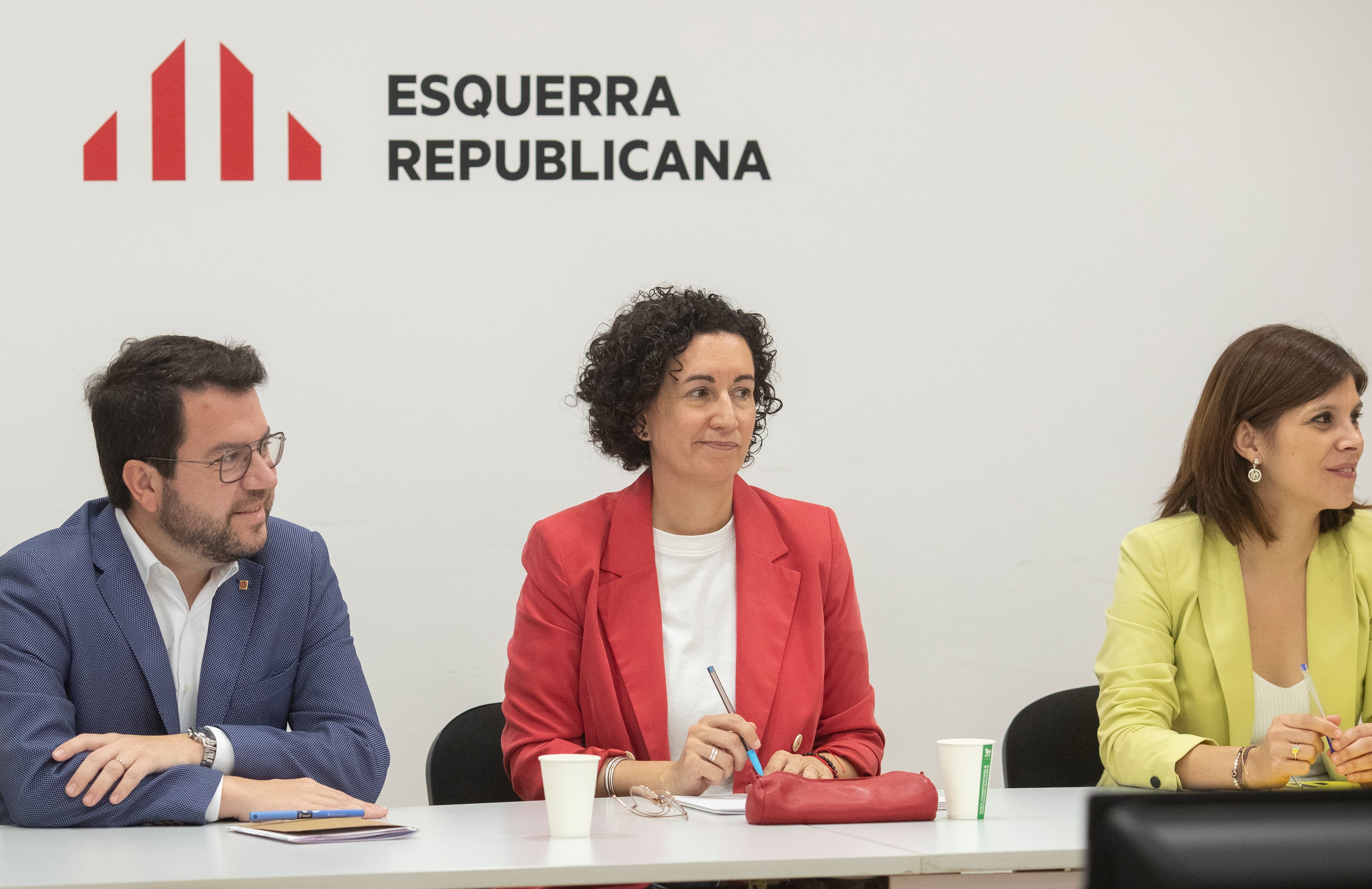 La secretaria general del partido Marta Rovira (c), después de su retorno a Catalunya y acompañada por Pere Aragonés y Marta Vilalta (d) EFE/Marta Pérez.