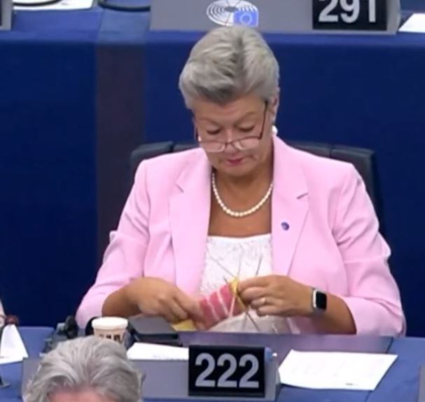 La Comisaria de Asuntos Internos de la UE, Ylva Johansson, haciendo punto en la Eurocámara