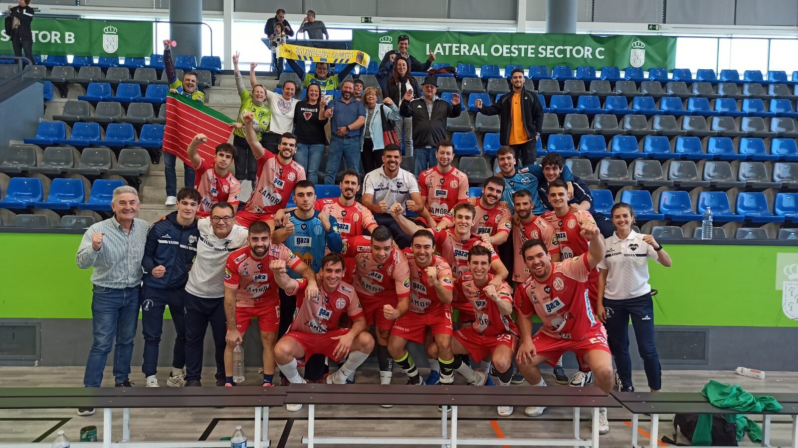 La afición del Balonmano Zamora Enamora celebra el triunfo junto a la plantilla