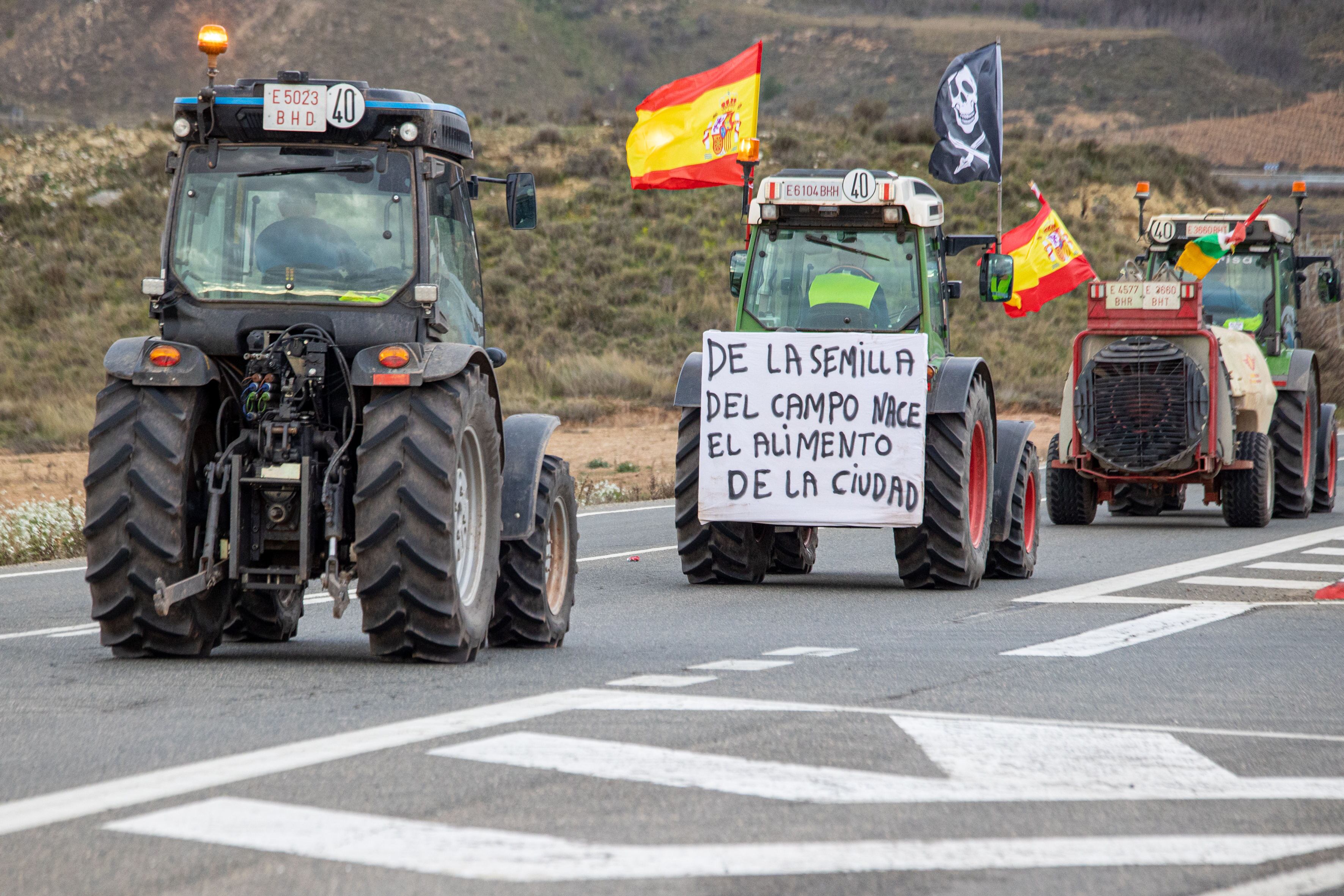 Los tractores han vuelto este lunes a las carreteras riojanas, en una movilización de los agricultores y ganaderos no comunicada. EFE/Raquel Manzanares