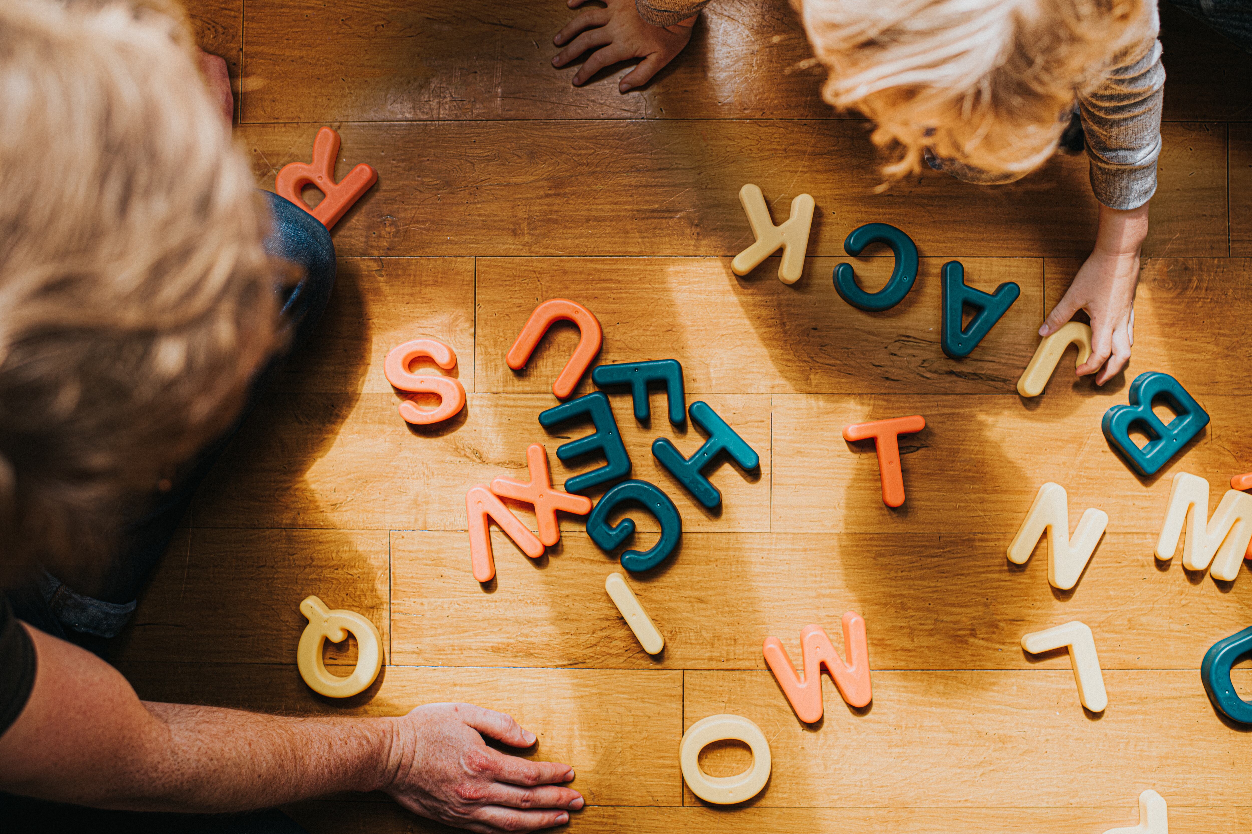 Niños jugando con letras para crear palabras