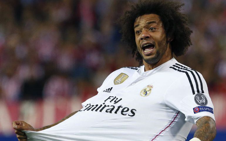 GRA486. MADRID, 14/04/2015.- El defensa brasileño del Real Madrid Marcelo Vieira da Silva protesta al árbitro, durante el partido de ida de cuartos de final de Liga de Campeones que se disputa esta noche en el estadio Vicente Calderón. EFE/Alberto Martín