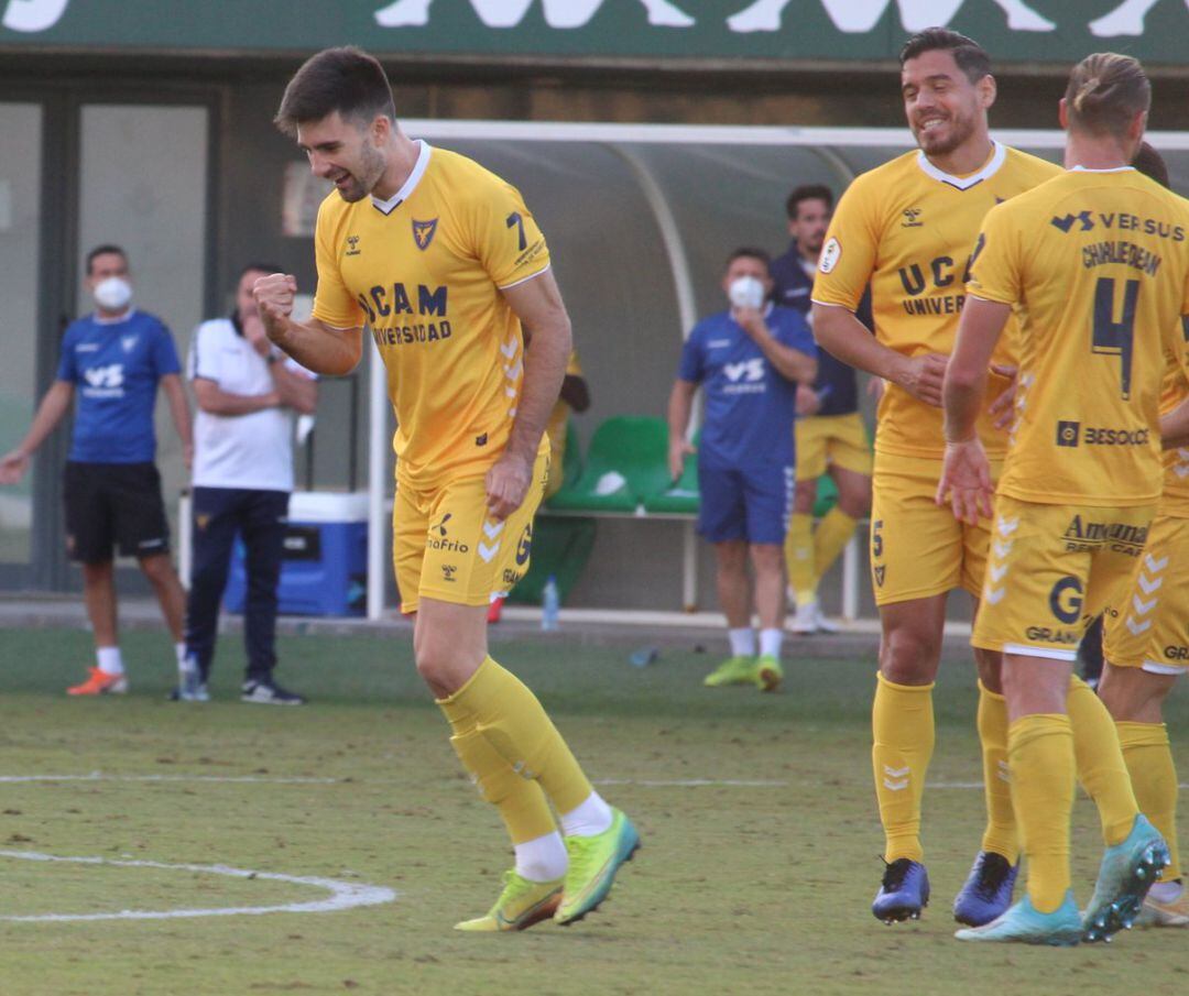 Xemi celebrando el empate a uno ante el Betis Deportivo