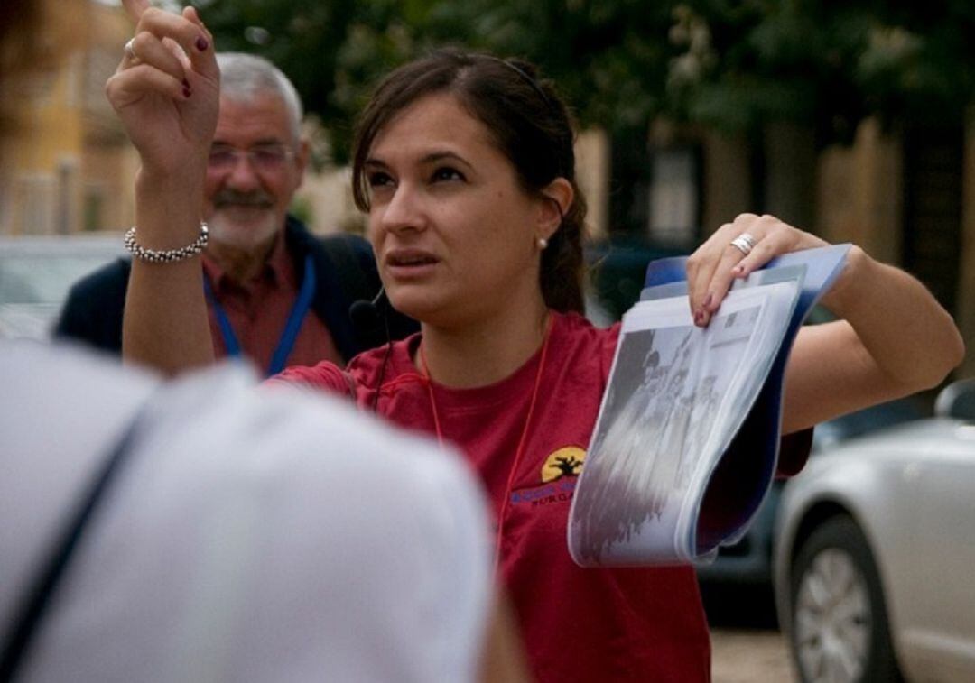 Ana de las Heras es la cicerone de la ruta de Hontoria de Valdearados