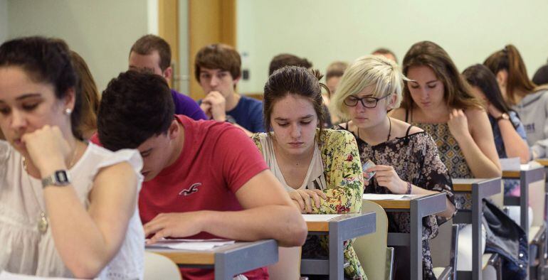 Estudiantes durante los exámenes de selectividad