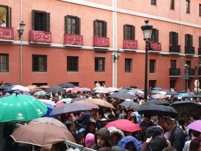 Llueve en la salida de la hermandad de El Nazareno, en Granada