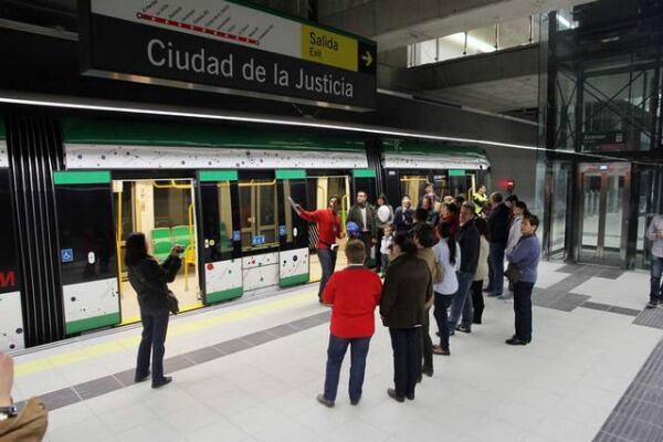 Ciudadanos visitando una de las estaciones del metro de Málaga