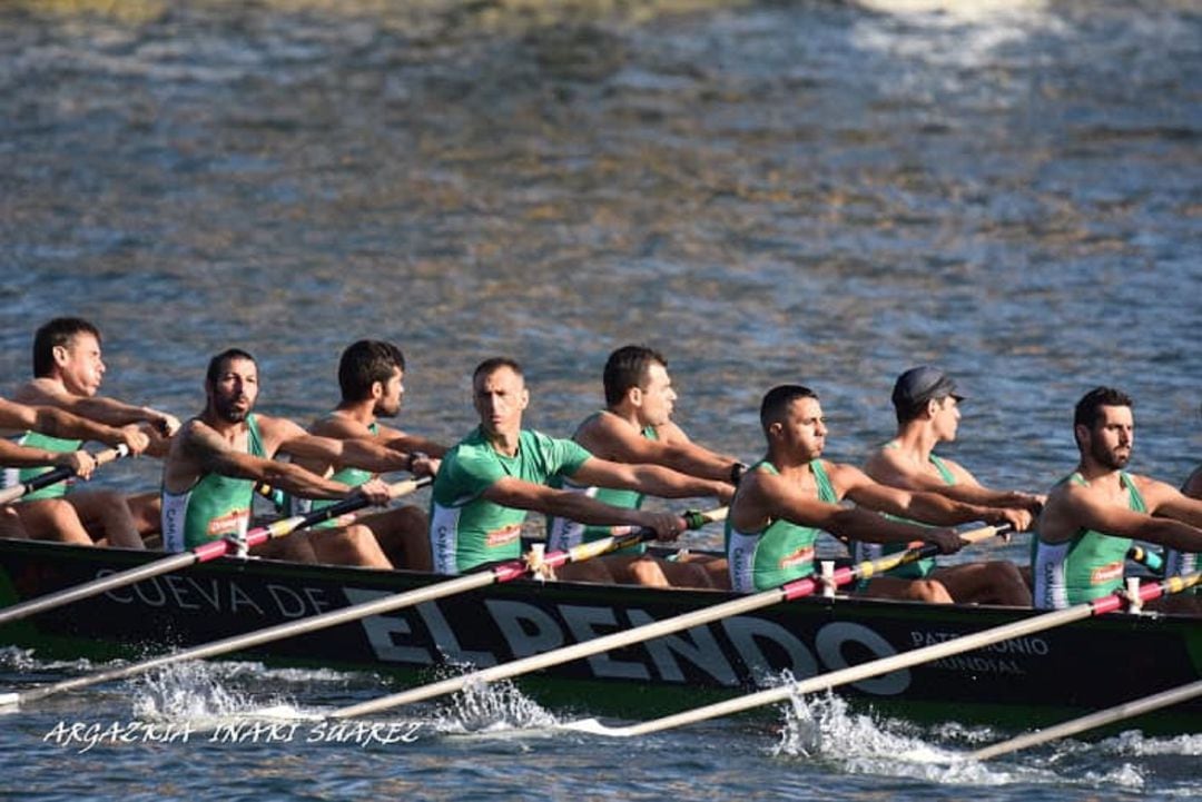 Los remeros de Camargo durante una de las regatas