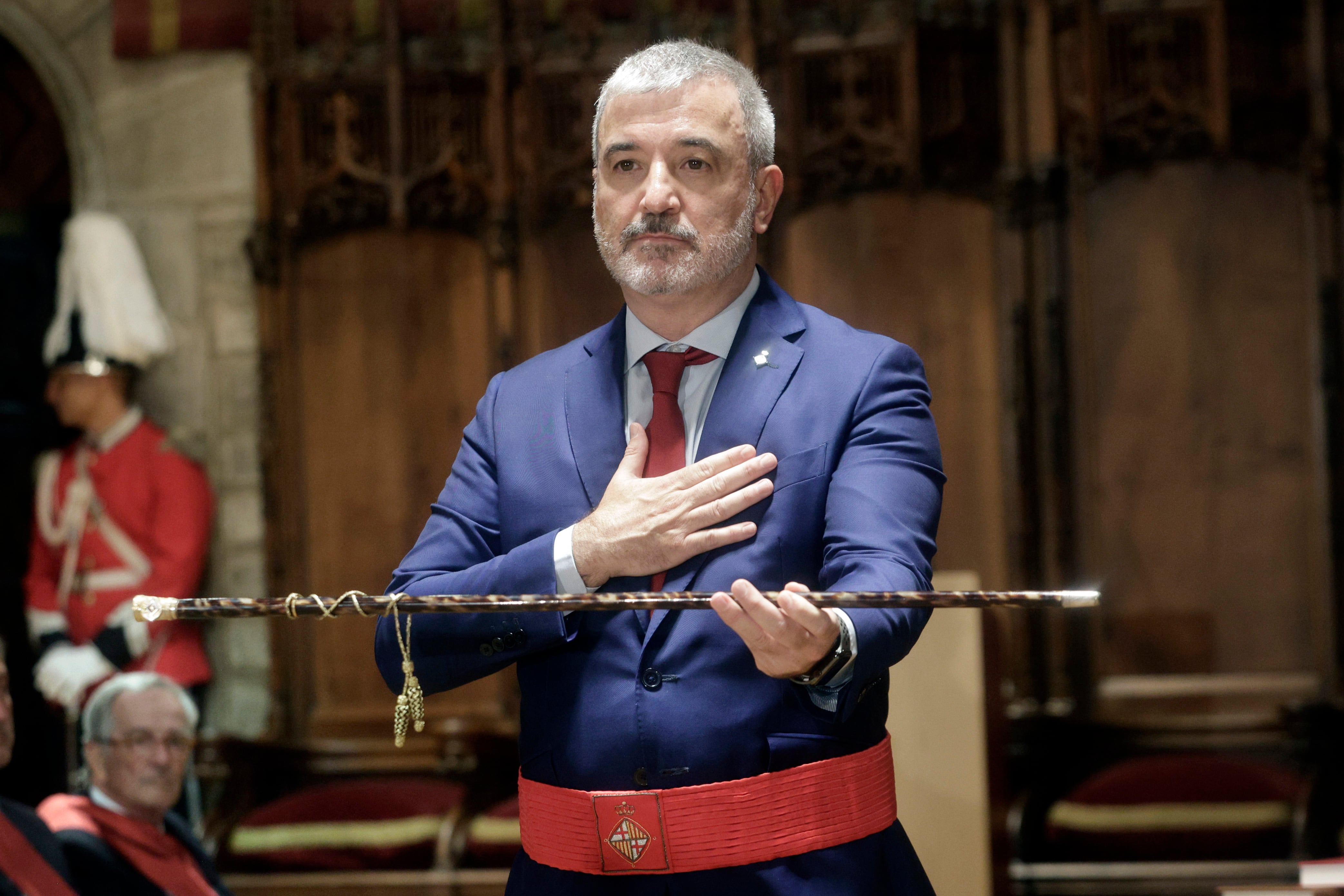 El socialista Jaume Collboni con el bastón de mando tras ser elegido este sábado nuevo alcalde de Barcelona