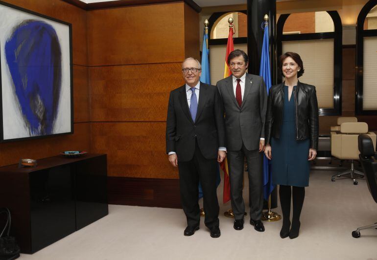 El presidente de la Fundación Princesa de Asturias Luis Fernández Vega en su visita al presidente del Principado, acompañado por la directora de la Fundación, Teresa Sanjurjo