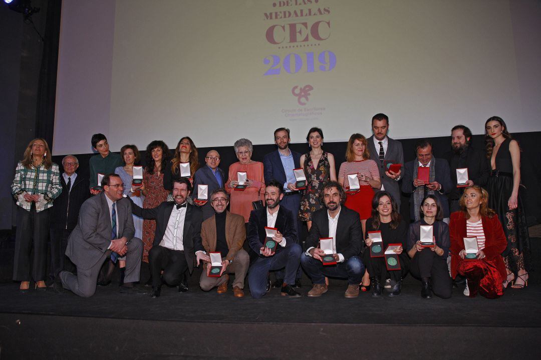 Foto de familia de los galardonados con las Medallas del Círculo de Escritores Cinematográficos 2019. En el centro, bajo el logo, Guillermo de Oliveira y Luisa Cowell, director y productora de "Desenterrando Sad Hill"